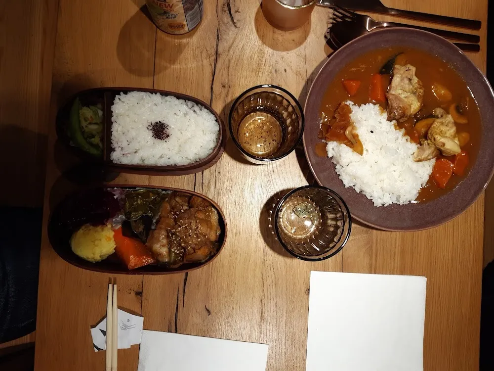À Droite Curry Japonais Et À Gauche Bento À Base de Poulet Légèrement Pané